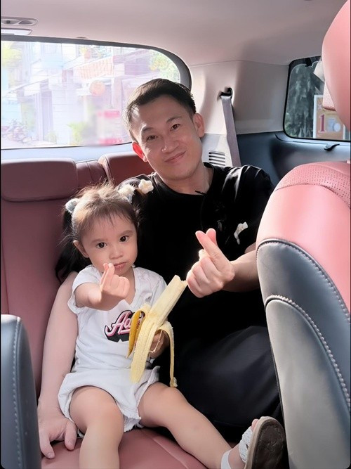 "Lần nào đi Mỹ về vali cũng toàn đồ của Misumi thôi", nam ca sĩ tâm sự. Ảnh: FB Dương Triệu Vũ.