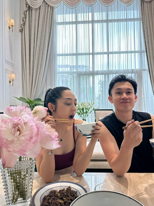 Theo Dân Việt, Bảo Anh từng chia sẻ: "Mẹ của Bảo Anh cũng hay nói anh Vũ là chỗ dựa của Bảo Anh, luôn luôn ở cạnh và ủng hộ. Đến khi mình làm sai hay vấp ngã thì người đó vẫn luôn luôn ở bên cạnh bảo vệ và ủng hộ mình". Ảnh: FB Dương Triệu Vũ.