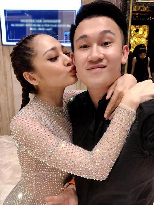 Theo Vietnamnet, Dương Triệu Vũ từng không có thiện cảm với Bảo Anh trong lần đầu gặp đầu tiên. Nam ca sĩ không tỏ ra thân thiện với Bảo Anh vì "nghe nói những ca sĩ trẻ sau này không được lễ phép và nói chuyện không hợp gout". Ảnh: Dân Việt.