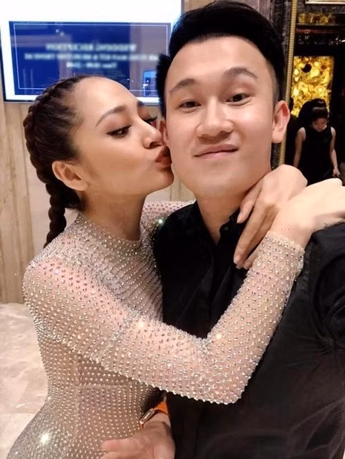 Theo Vietnamnet, Dương Triệu Vũ từng không có thiện cảm với Bảo Anh trong lần đầu gặp đầu tiên. Nam ca sĩ không tỏ ra thân thiện với Bảo Anh vì "nghe nói những ca sĩ trẻ sau này không được lễ phép và nói chuyện không hợp gout". Ảnh: Dân Việt.