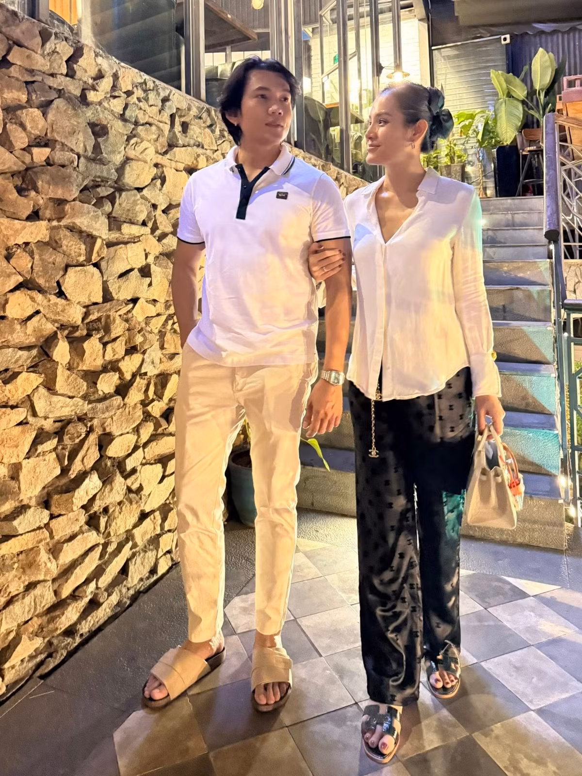 Nữ ca sĩ chia sẻ trên Người Lao Động, cô giữ cân nặng mức 54kg với số đo 3 vòng cân đối sau 9 tháng sinh nở. Ảnh: FB Phương Trinh Jolie.