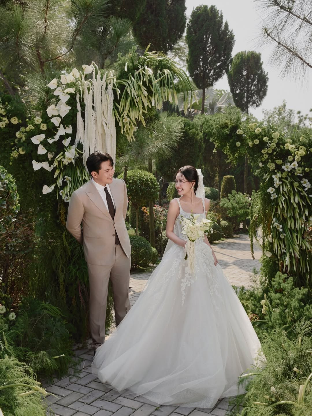 Về phía mình, Nhung Gumiho bày tỏ: “As long as we’re together (miễn là chúng ta ở bên nhau). Cuối tuần này, tụi mình cưới”.