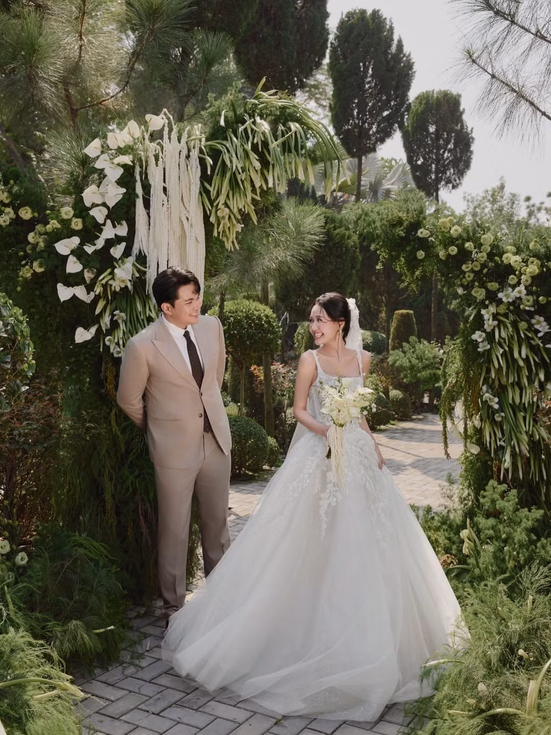 Về phía mình, Nhung Gumiho bày tỏ: “As long as we’re together (miễn là chúng ta ở bên nhau). Cuối tuần này, tụi mình cưới”.