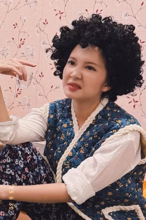 Trước đó, khi một cư dân mạng để lại bình luận: "Đoán là có em bé nên mới cưới nhanh vậy", Ngọc Huyền phản hồi: "Dạ không hề ạ". Ảnh: FB Đình Tú.