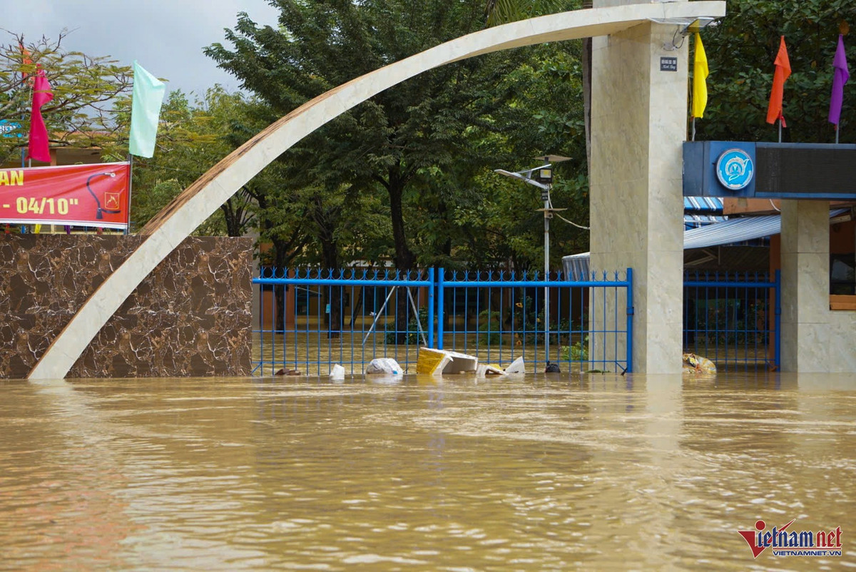 Trường THPT Nguyễn Bỉnh Khiêm bị nước tràn vào, ngập gần 1m.