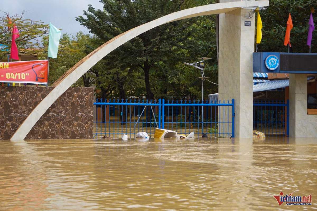 Trường THPT Nguyễn Bỉnh Khiêm bị nước tràn vào, ngập gần 1m.