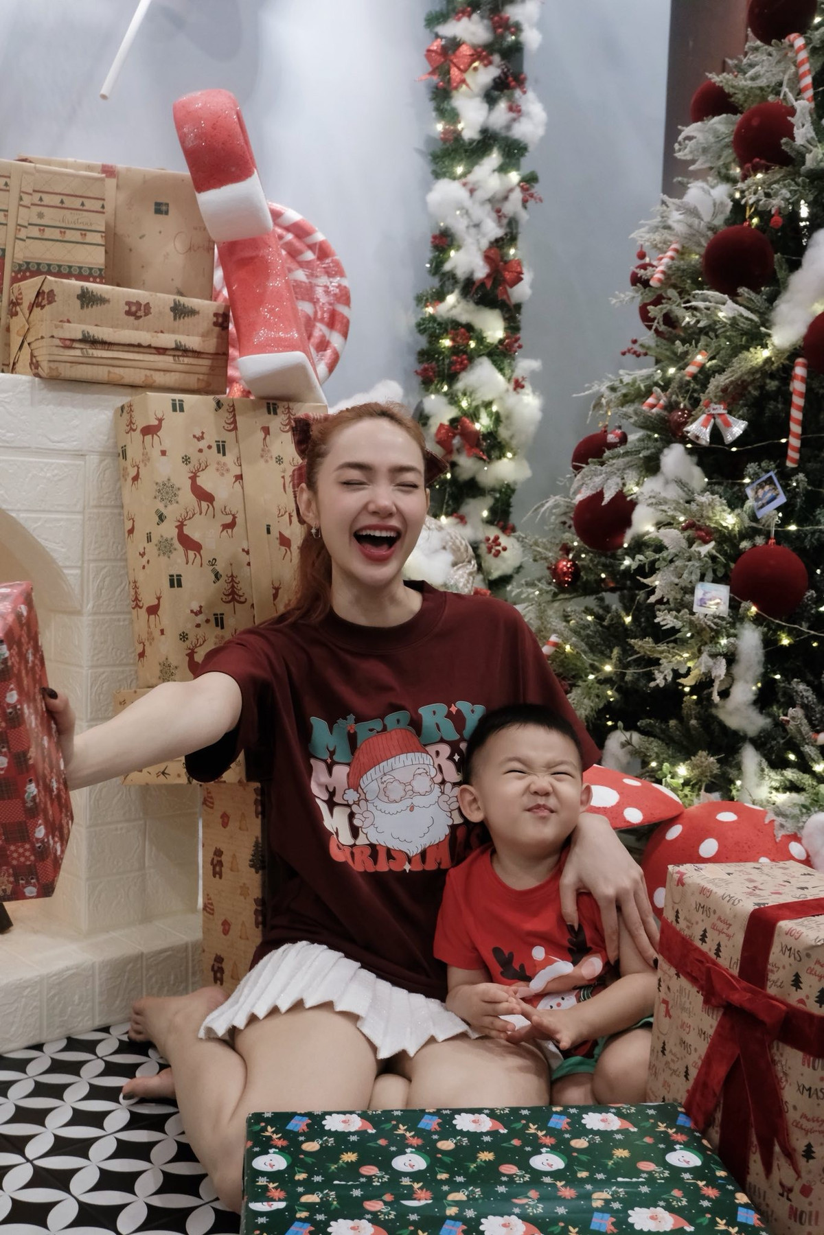 Con trai Minh Hằng càng lớn càng kháu khỉnh.