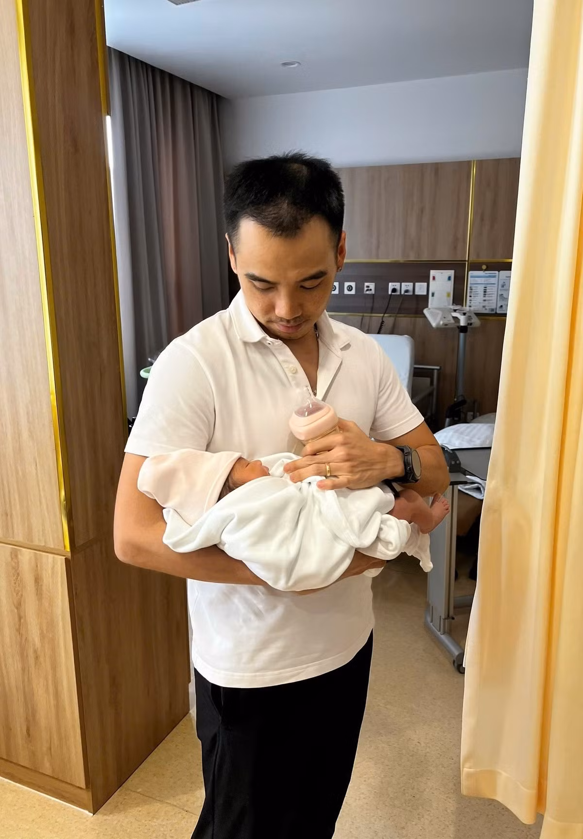 Tuấn Khôi san sẻ việc chăm sóc con gái đầu lòng với H'hen Niê. Ảnh: FB Tuấn Khôi.