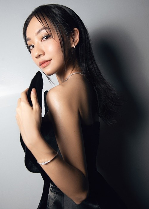 Quốc Anh thừa nhận sự chênh lệch này khiến các cảnh hôn hay nắm tay trở nên khó xử lý. Mỗi lần quay, đoàn phim phải chuẩn bị bục để Hoàng Hà đứng lên cho cân khung hình. Ảnh: FB Hoàng Hà.