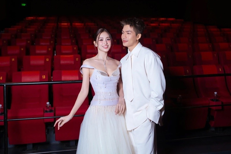 Trong “Bộ tứ báo thủ”, Quốc Anh đóng cặp cùng Tiểu Vy. Một số ý kiến cho rằng cả hai thiếu tự nhiên ở những phân đoạn đầu. Tuy nhiên, chia sẻ trên Znews, Tiểu Vy cho biết đó là dụng ý kịch bản khi nhân vật Quỳnh Anh và người yêu đang ở giai đoạn rạn nứt, tình cảm nguội lạnh. Ảnh: Znews.