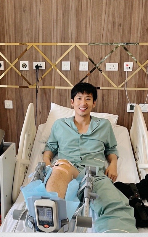 Diễn viên Tuấn Trần chia sẻ loạt ảnh tươi tắn sau ca phẫu thuật dây chằng. Anh thông báo: "Đã phẫu thuật xong, khỏe rồi". Ảnh: FB Tuấn Trần.