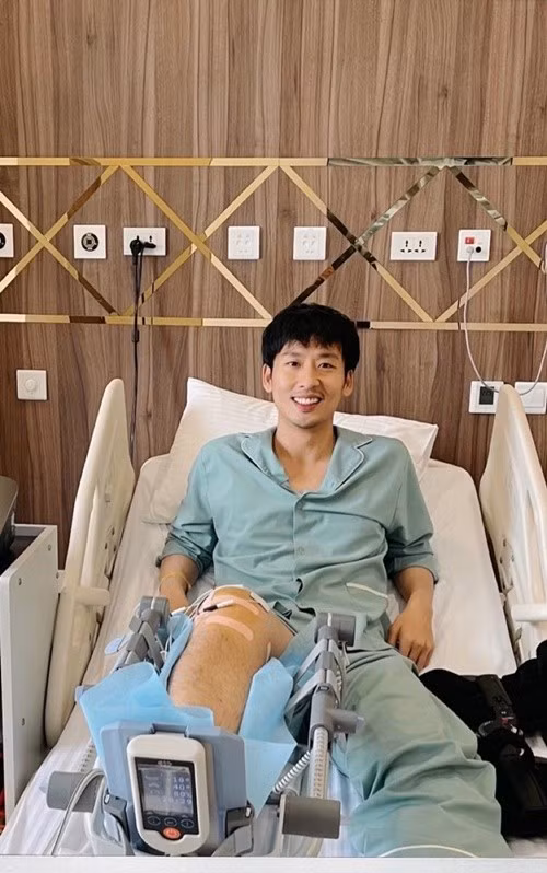 Diễn viên Tuấn Trần chia sẻ loạt ảnh tươi tắn sau ca phẫu thuật dây chằng. Anh thông báo: "Đã phẫu thuật xong, khỏe rồi". Ảnh: FB Tuấn Trần.