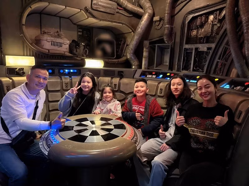 Khi Bảo Nam chuẩn bị vào đại học, Jennifer Phạm nhắn nhủ cậu nhóc: "Thời gian trôi thật nhanh, mới đó mà con đã chuẩn bị bước vào chặng đường của riêng mình rồi. Dù con đi đến đâu, mẹ vẫn luôn ở bên, cùng con đi qua từng cột mốc quan trọng của cuộc đời. Yêu lắm tình yêu lớn của mẹ".