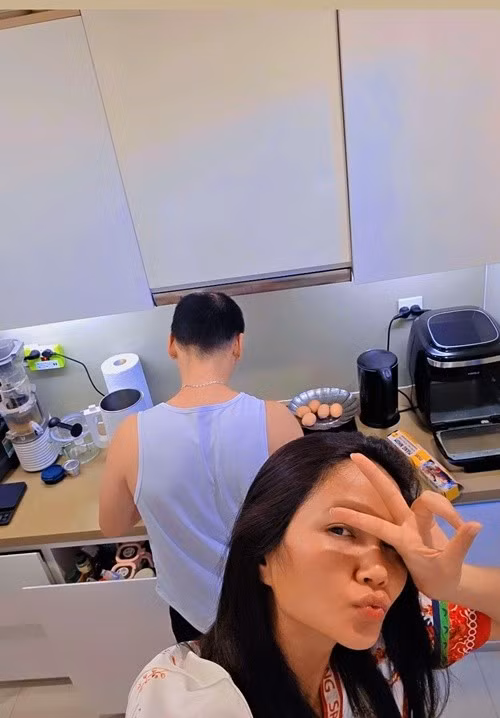 Ở nhà, Tuấn Khôi - chồng H'hen Niê là đầu bếp chính. Ảnh: FB H'hen Niê.