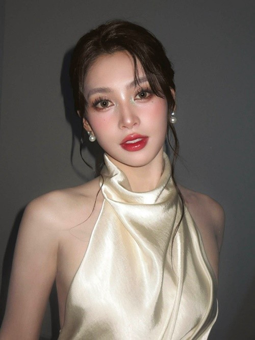 Quốc Anh từng chủ động rủ Tiểu Vy gặp gỡ riêng để tạo sự kết nối nhưng cô từ chối vì thấy chưa cần thiết. Sau đó, theo yêu cầu của đạo diễn, cả hai có những buổi trò chuyện riêng để hiểu nhau hơn, từ đó giúp cảm xúc trên màn ảnh trở nên tự nhiên hơn. Ảnh: FB Tiểu Vy.