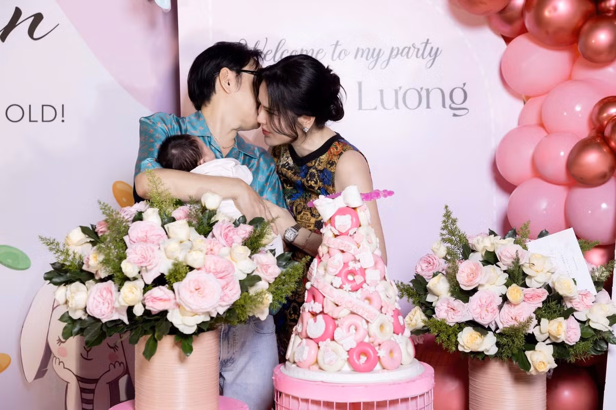 Những đêm dài vỗ về con, đôi khi Phương Lê thấy mình như cạn sức. Tuy nhiên, nhìn Vũ Luân, cô không còn cảm thấy mệt mỏi.