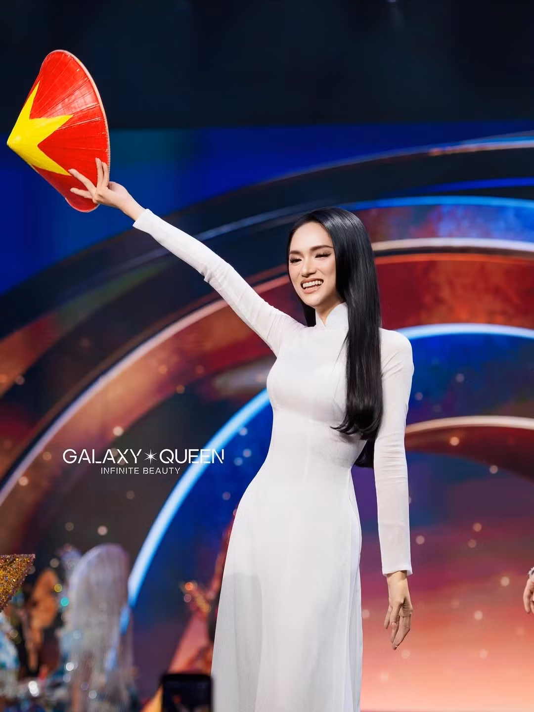 "Sau khi gây chú ý từ chương trình Vietnam Idol và trở thành Hoa hậu Chuyển giới Quốc tế 2018, giờ đây cô hy vọng câu chuyện của mình sẽ truyền cảm hứng", ban tổ chức Miss Universe 2025 cho hay. Ảnh: Galaxy Queen.