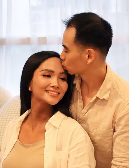 "Có những hôm 2-3 giờ sáng, anh nghe tiếng Hen dậy là anh cũng mắt nhắm mắt mở ngồi đợi", H'hen Niê viết trên trang cá nhân.