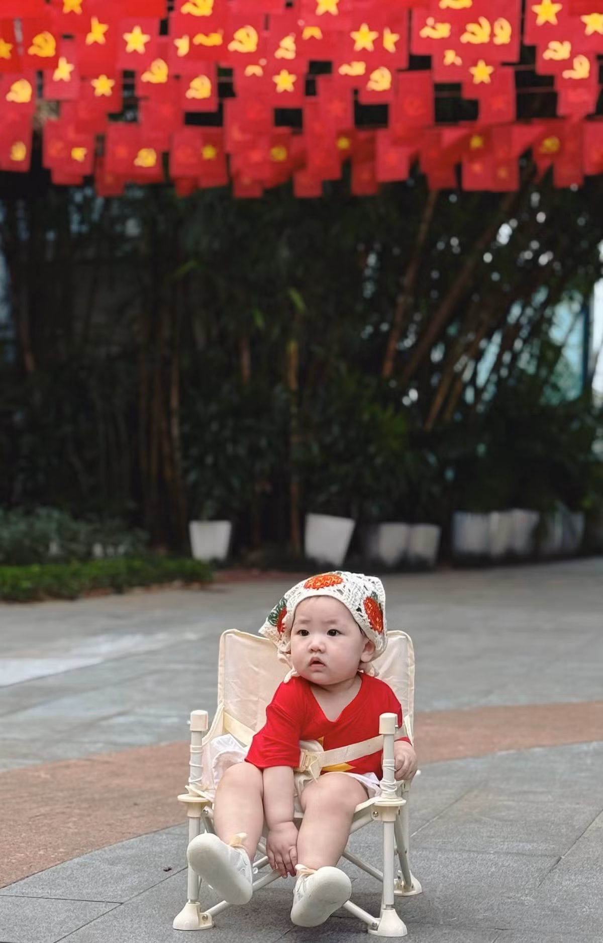 Con gái Tú Anh đáng yêu hết nấc khi diện áo in cờ đỏ sao vàng. Ảnh: FB Tú Anh.