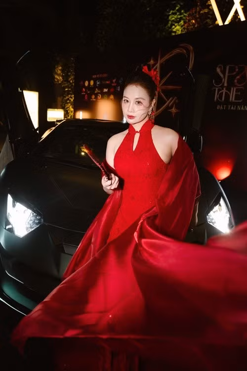 Hà Thúy Anh sở hữu vẻ ngoài sắc sảo, mặn mà. Thần thái của cô trong các khung hình luôn toát lên sự tự tin, chỉn chu với lối trang điểm sắc nét, tôn lên các đường nét thanh tú trên gương mặt. Ảnh: FB Hà Thúy Anh.