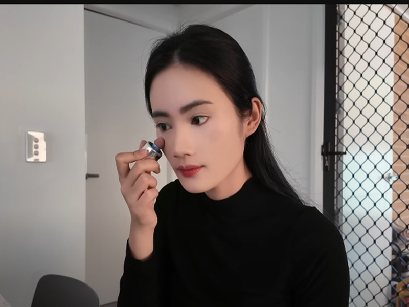 Gần đây, Ý Nhi đi tìm việc làm thêm. Theo Tiền Phong, vào năm 2024, nàng hậu đi làm thêm, ca 7 giờ/ngày. Ảnh: Youtube Ý Nhi.