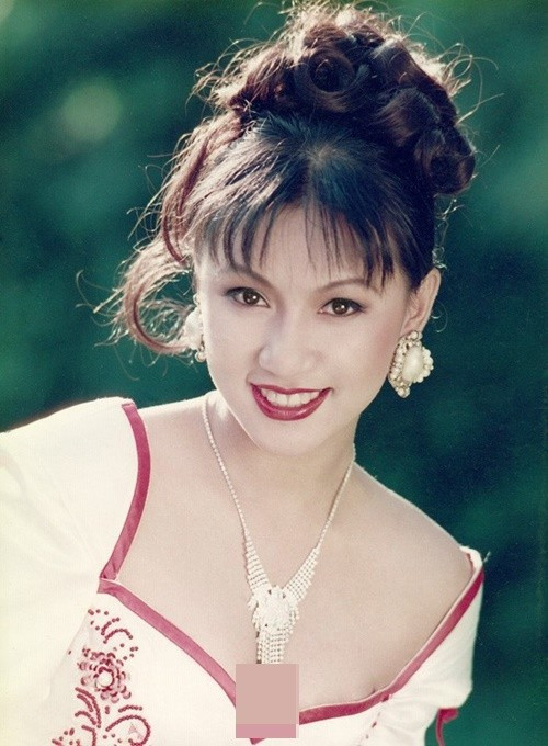 Y Phụng ở thập niên 1990 sở hữu vẻ đẹp nổi bật. Cô có gương mặt góc cạnh, thân hình quyến rũ. Với phong cách tự tin, phóng khoáng, Y Phụng được xem là một trong những biểu tượng gợi cảm của làng giải trí Việt. Cô chia sẻ trên Một Thế Giới, vì thần tượng Madonna, cô đã bắt chước ca sĩ này từ cách ăn mặc cho đến phong cách trình diễn. Ảnh: Người Đưa Tin.