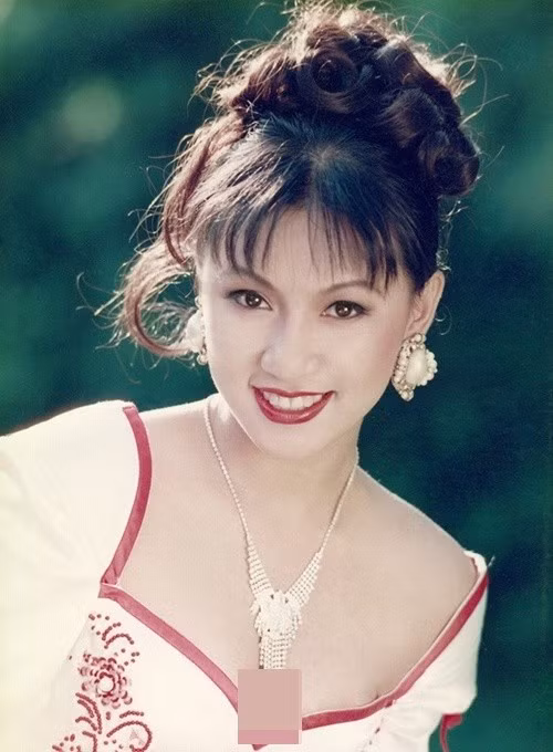 Y Phụng ở thập niên 1990 sở hữu vẻ đẹp nổi bật. Cô có gương mặt góc cạnh, thân hình quyến rũ. Với phong cách tự tin, phóng khoáng, Y Phụng được xem là một trong những biểu tượng gợi cảm của làng giải trí Việt. Cô chia sẻ trên Một Thế Giới, vì thần tượng Madonna, cô đã bắt chước ca sĩ này từ cách ăn mặc cho đến phong cách trình diễn. Ảnh: Người Đưa Tin.