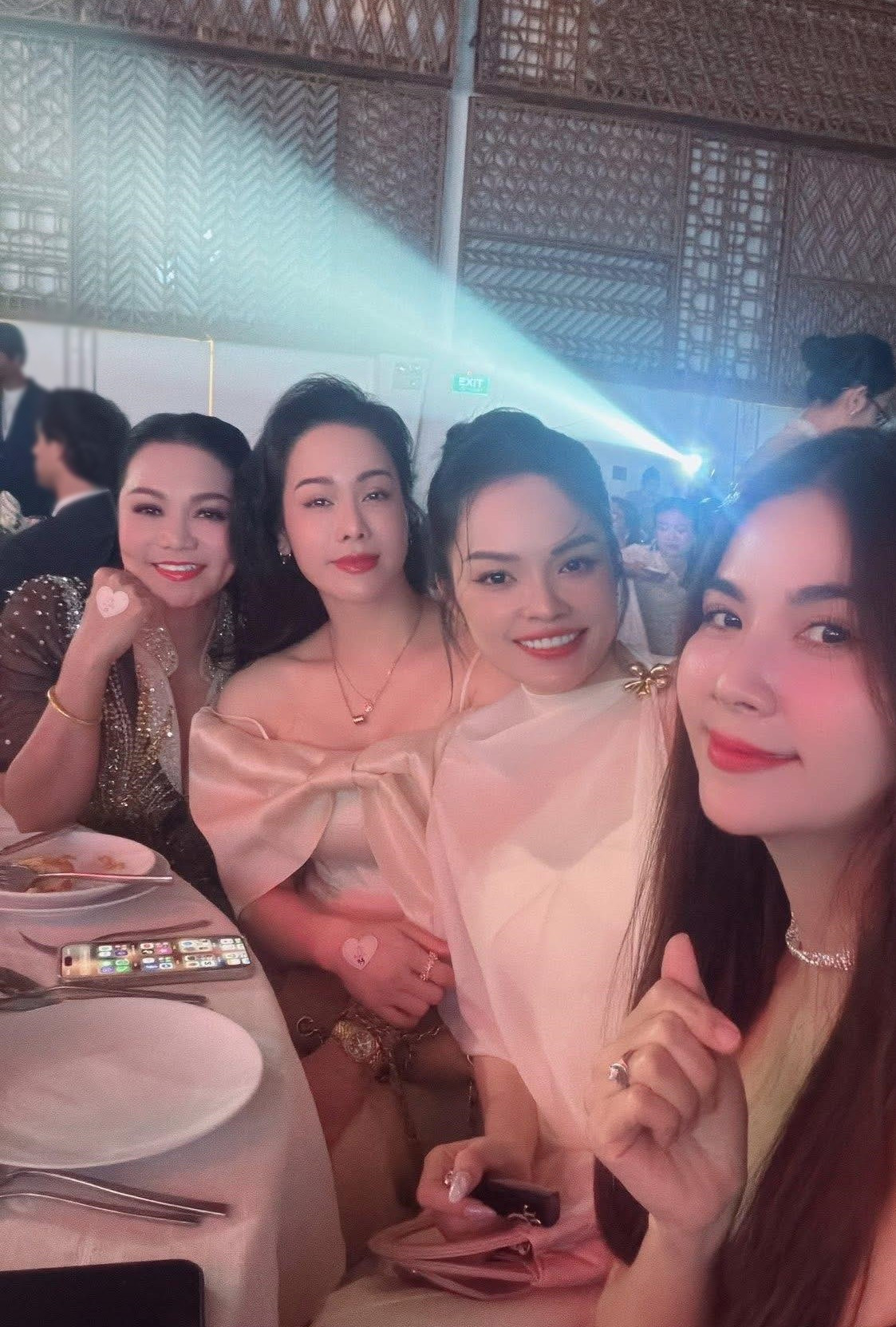 Ca sĩ, diễn viên Nhật Kim Anh (thứ hai bên trái) cũng đến dự hôn lễ của Sunny Đan Ngọc. Ảnh: FB Dương Cẩm Lynh.