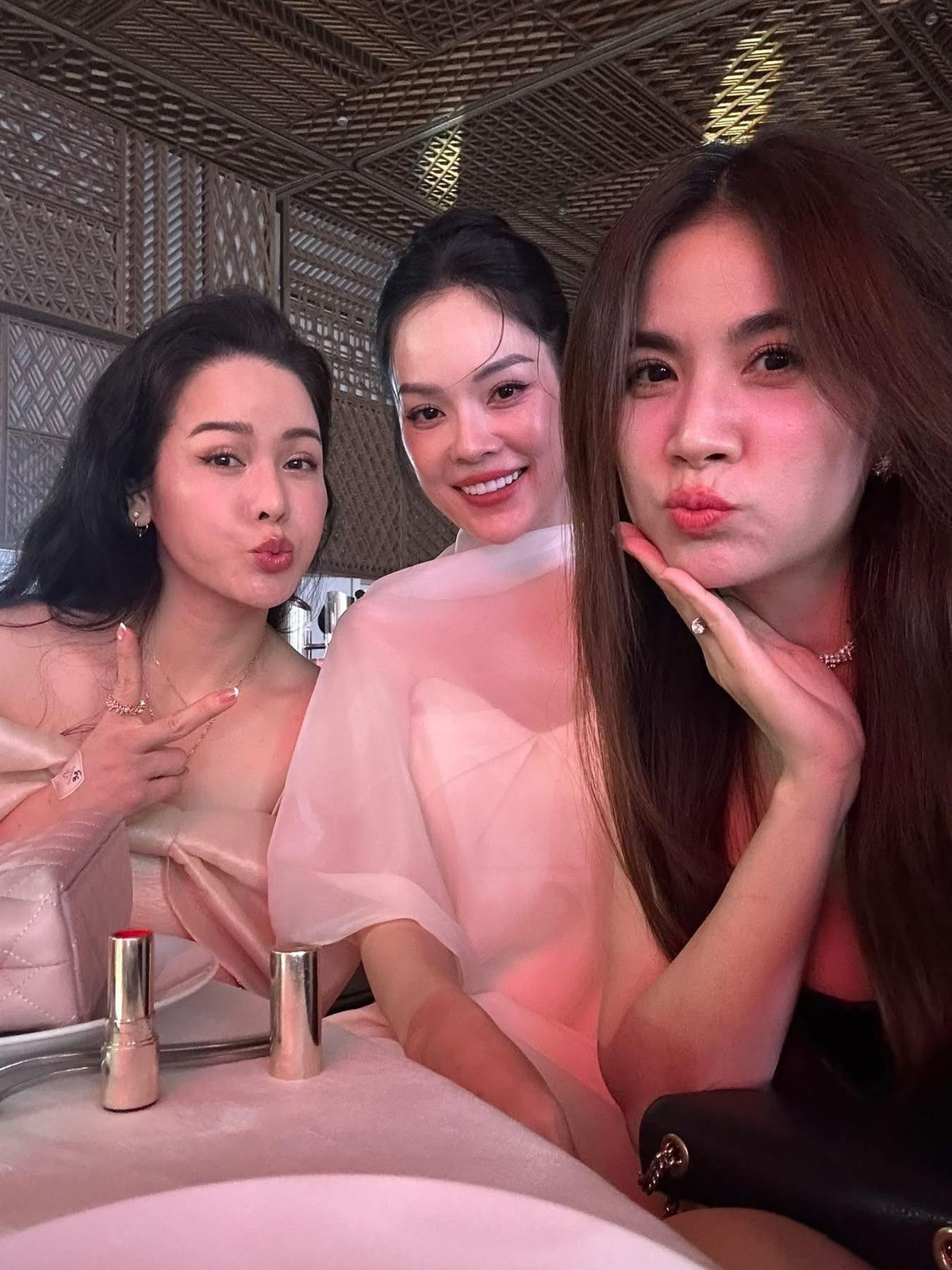 Kha Ly (ngoài cùng bên phải) chúc mừng hạnh phúc Đoàn Minh Tài - Sunny Đan Ngọc. "Hai người quá đẹp đôi luôn. Hội chị em lại được gặp nhau thật vui", Kha Ly bày tỏ. Ảnh: FB Dương Cẩm Lynh.