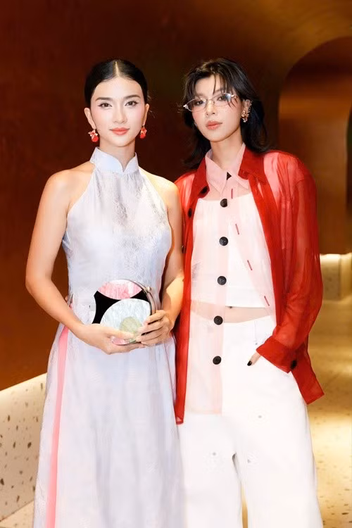 Dưới một bài đăng của Kim Tuyến, Đồng Ánh Quỳnh bình luận bằng hình ảnh có nội dung "hướng dẫn sử dụng người yêu" và Kim Tuyến thả tim. Loạt động thái trên khiến mối quan hệ giữa Đồng Ánh Quỳnh và Kim Tuyến gây xôn xao suốt thời gian qua. Ảnh: FB Kim Tuyến.