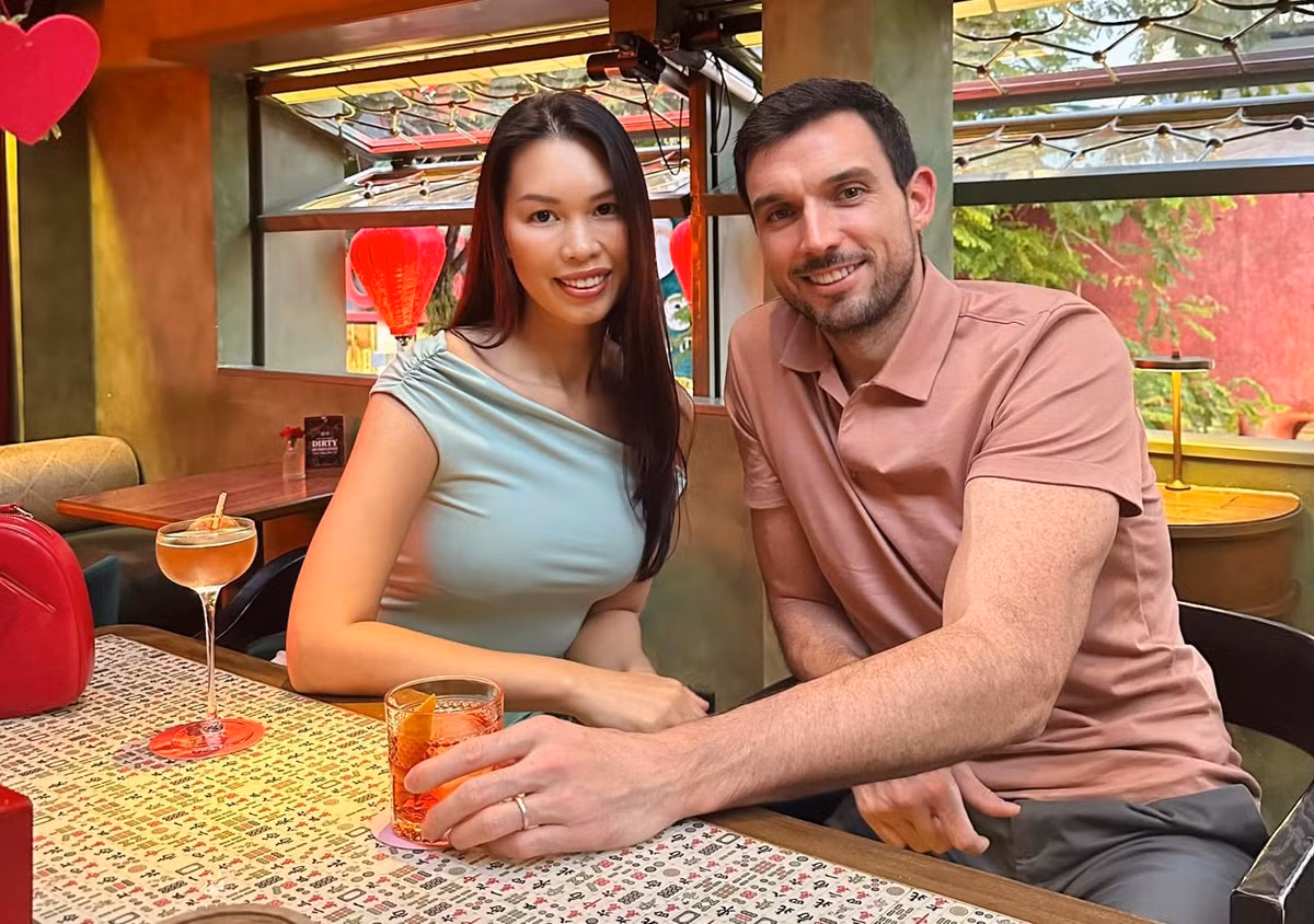 Hà Anh viết: “Mình thủ thỉ nói chồng rằng anh biết điều gì tuyệt vời nhất khi đã lấy nhau lâu rồi không? Đó là chúng mình đã yêu và đã biết quá về nhau... Anh hiểu rằng em đã trải qua hai lần sinh con cho chúng mình, hai đứa bé tuyệt vời...