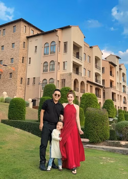 Chồng Bảo Thy là doanh nhân Phan Lĩnh. Hiện tại, vợ chồng nữ ca sĩ có một cậu con trai chung.