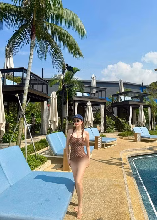 Bảo Thy có bộ sưu tập đồ tắm đa dạng, hợp thời trang, tôn những lợi thế hình thể.