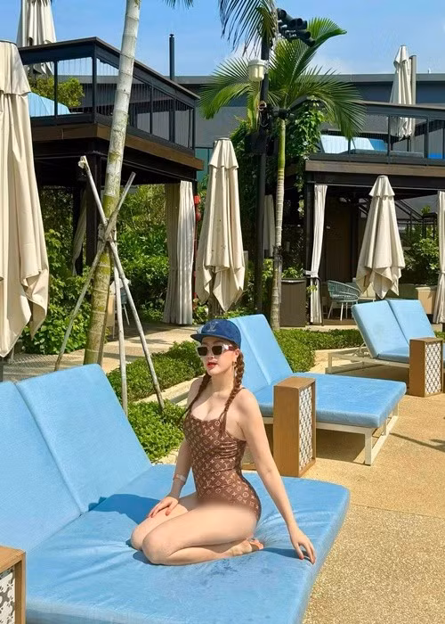 Trong chuyến đi biển, Bảo Thy diện áo tắm một mảnh. “Dù hơi tròn nhưng Thy được cái tự tin", “công chúa bong bóng” viết trên trang cá nhân.