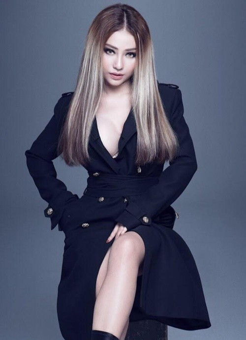 Năm 2018, trò cũ của Ngô Thanh Vân công khai dao kéo. "Tôi sử dụng phương pháp nâng mũi Sline, tức là lấy sụn ở tai để nâng mũi. Ngoài nâng mũi, tôi còn tân trang vòng 1", MiA chia sẻ trên Dân Việt. Ảnh: FB MiA.