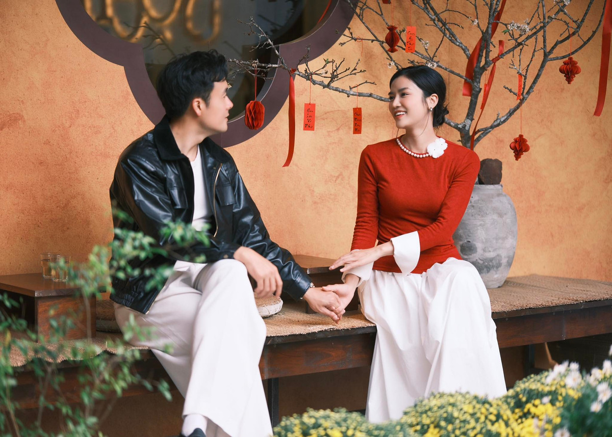 Trên trang cá nhân, Anh Đào đăng tải hình ảnh bên Anh Tuấn. Đôi vợ chồng son dành cho nhau nhiều cử chỉ tình tứ. Ảnh: FB Anh Đào.