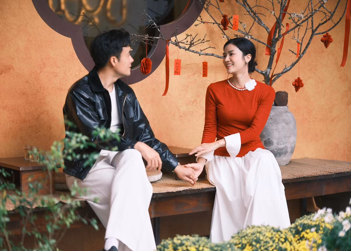 Trên trang cá nhân, Anh Đào đăng tải hình ảnh bên Anh Tuấn. Đôi vợ chồng son dành cho nhau nhiều cử chỉ tình tứ. Ảnh: FB Anh Đào.