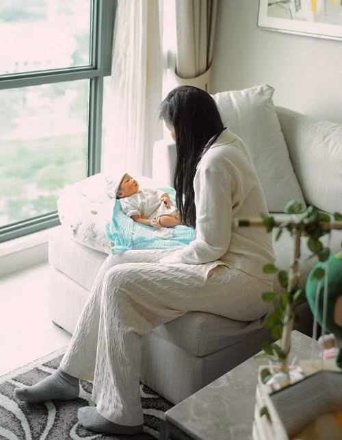 Vào tháng 9 vừa qua, H'hen Niê sinh con. Nàng hậu liên tục chia sẻ về việc làm mẹ. Cô viết: "Harley đã dạy Hen từ sự kiên nhẫn đến lòng mạnh mẽ, và hơn hết là tình yêu thương vô điều kiện". Ảnh: FB Tuấn Khôi.