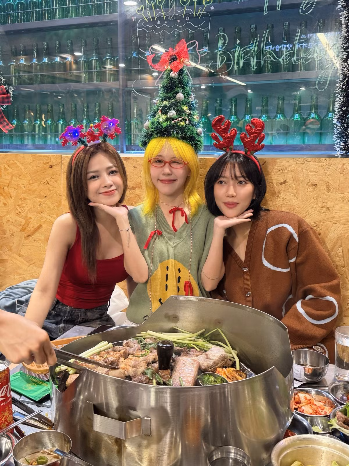 Ba thành viên XYNTRA từng cùng nhau ăn uống, mừng Giáng sinh năm 2025, thể hiện sự gắn bó ngoài công việc nghệ thuật. Ảnh: FB Hậu Hoàng.
