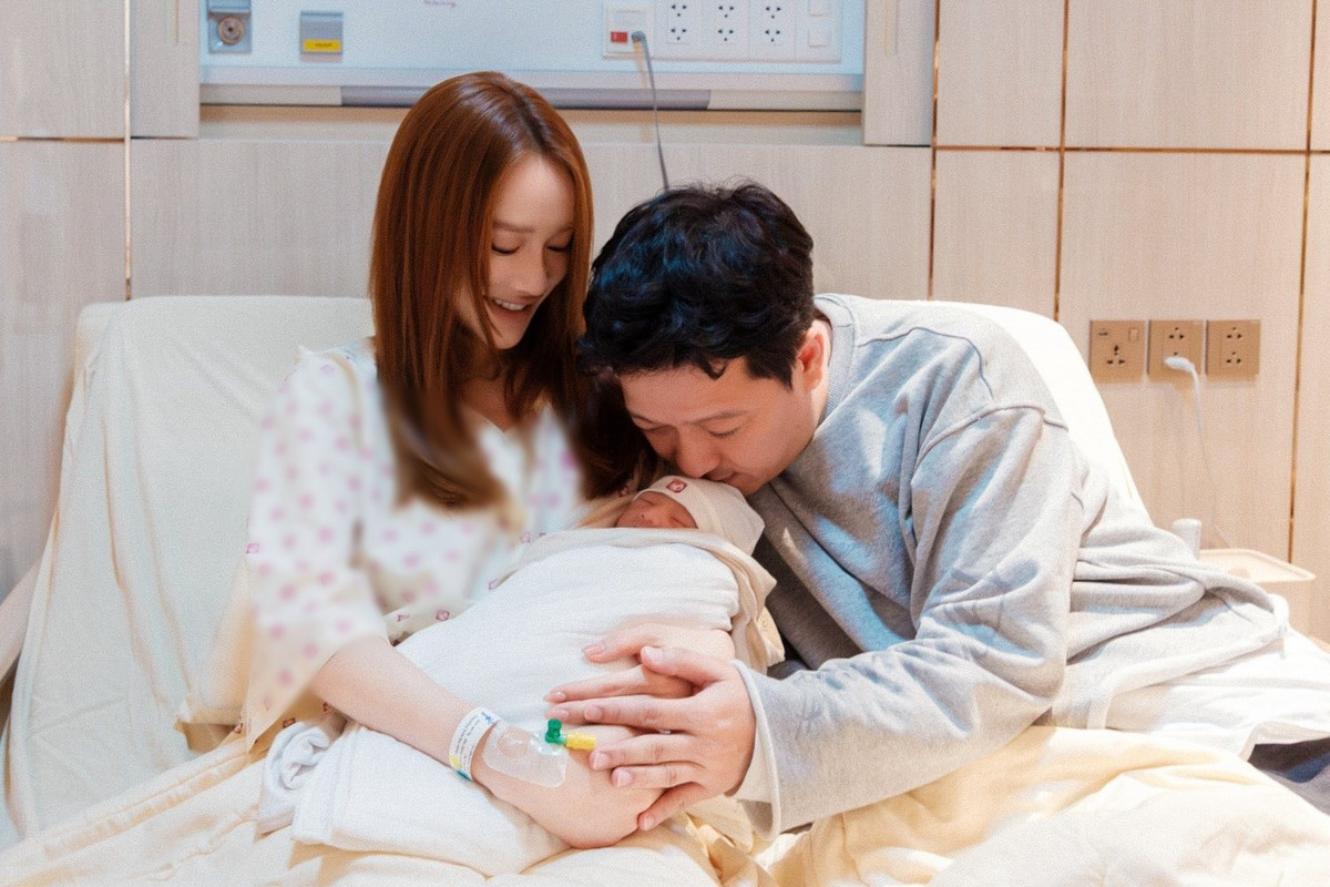 Trường Giang nhắn nhủ Nhã Phương: "Đêm trước nhìn mẹ qua điện thoại, ba nể phục và tự hào vô cùng. Người mạnh mẽ kiên cường nhất trong nhà mình hoá ra là mẹ các con, Ba khóc nhiều vì đã quá lo sợ. Giờ thì hạnh phúc rồi. Mẹ và em bình an. Yêu thương ơi! Ba thiên thần đã ra đời bằng tình yêu sâu đậm, sự hy sinh và lòng vị tha mà em đã dành cho anh!". Ảnh: FB Nhã Phương.