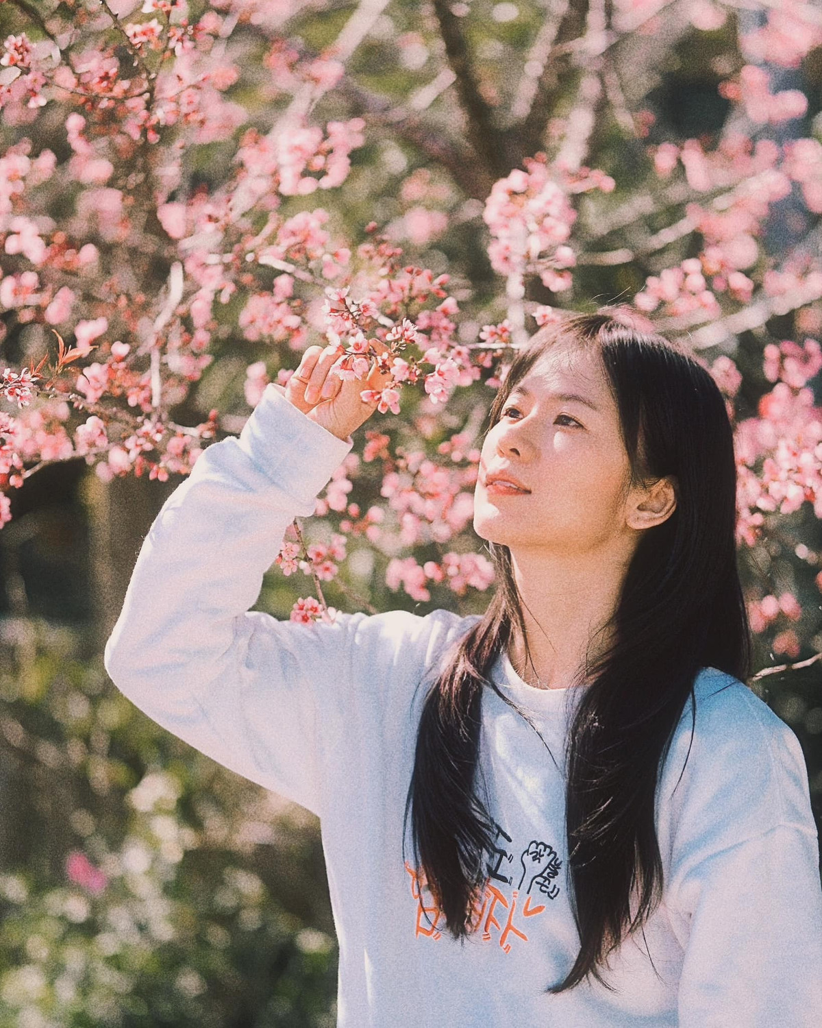 Oanh Kiều ít trang điểm ở đời thường. Nữ diễn viên chia sẻ trên Đời Sống Gia Đình, cô hạn chế trang điểm và thường xuyên để mặt mộc giúp da được 'thở'.