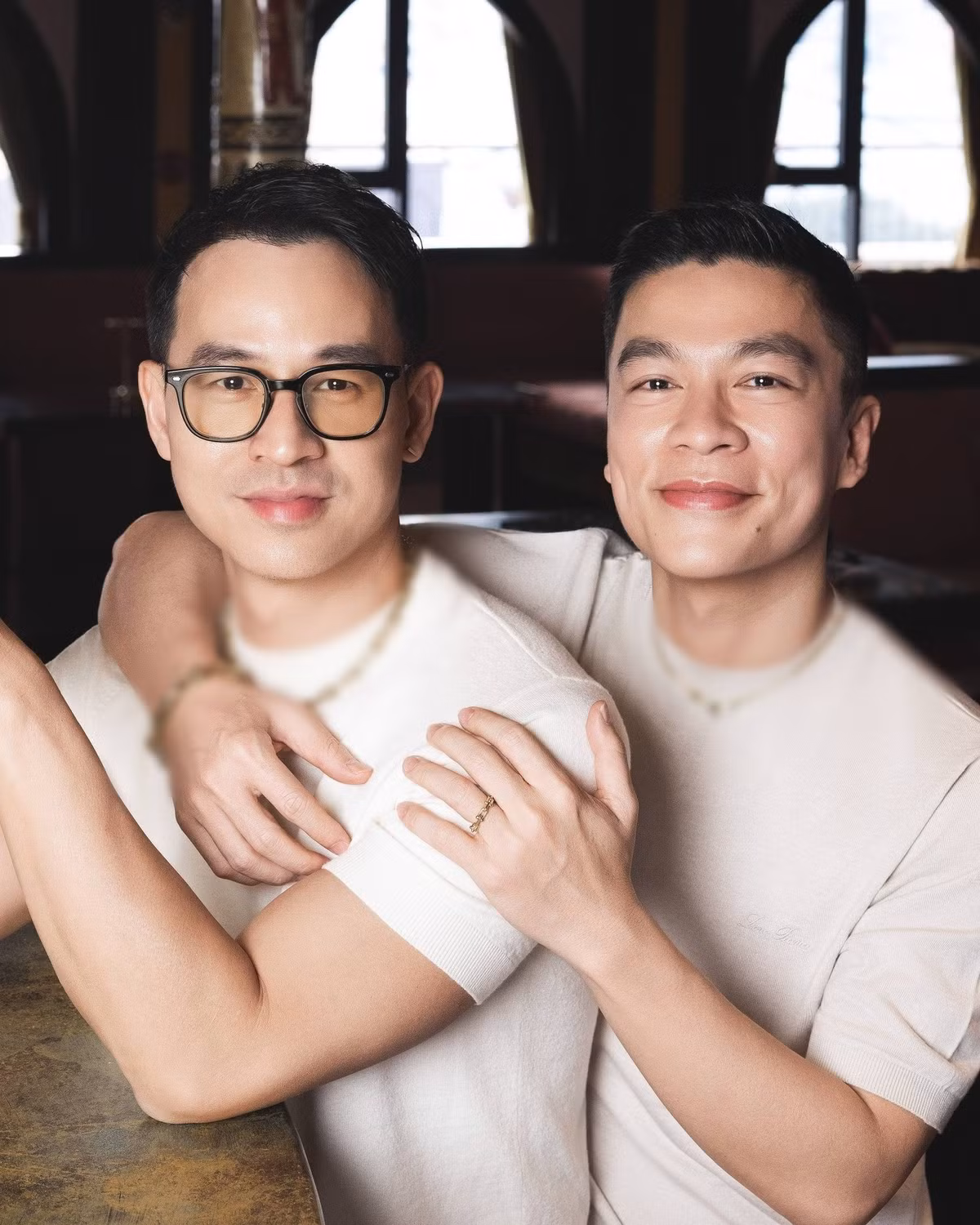 Đăng tải hình ảnh tình tứ bên Sơn Đoàn (phải), Adrian Anh Tuấn hài hước viết: “Sau mười mấy năm thì không còn hoàn hảo nữa, chỉ còn hoàn cảnh thôi. Cũng may là hoàn cảnh này lấp lánh nha”.