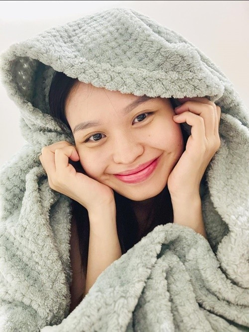 Lê Lộc không cố che chắn gượng gạo mà chọn những thiết kế an toàn, góc chụp tinh tế và giữ thần sắc tươi tắn.