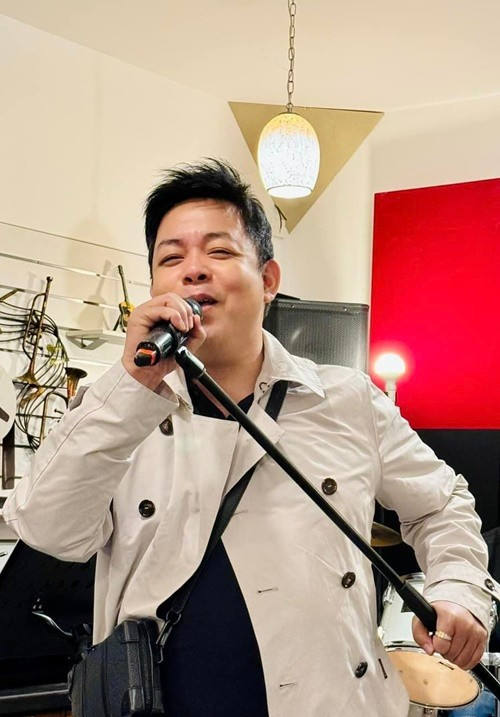 Quang Lê từng ước tính thu nhập từ việc đi hát của anh đạt ít nhất 40.000 USD mỗi tháng, tương đương hơn 900 triệu đồng.Ảnh: FB Quang Lê.