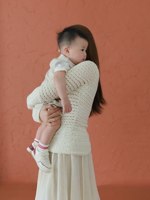 Con trai Diễm My có khuôn mặt tròn trịa, bầu bĩnh với đôi má phúng phính, làn da trắng hồng, mịn màng.