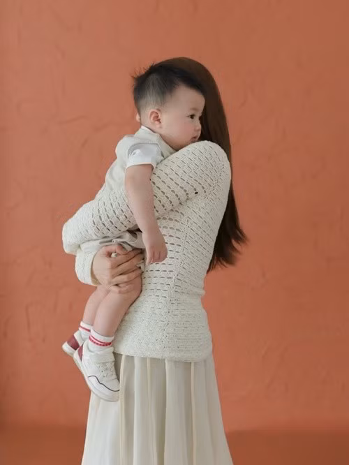 Con trai Diễm My có khuôn mặt tròn trịa, bầu bĩnh với đôi má phúng phính, làn da trắng hồng, mịn màng.