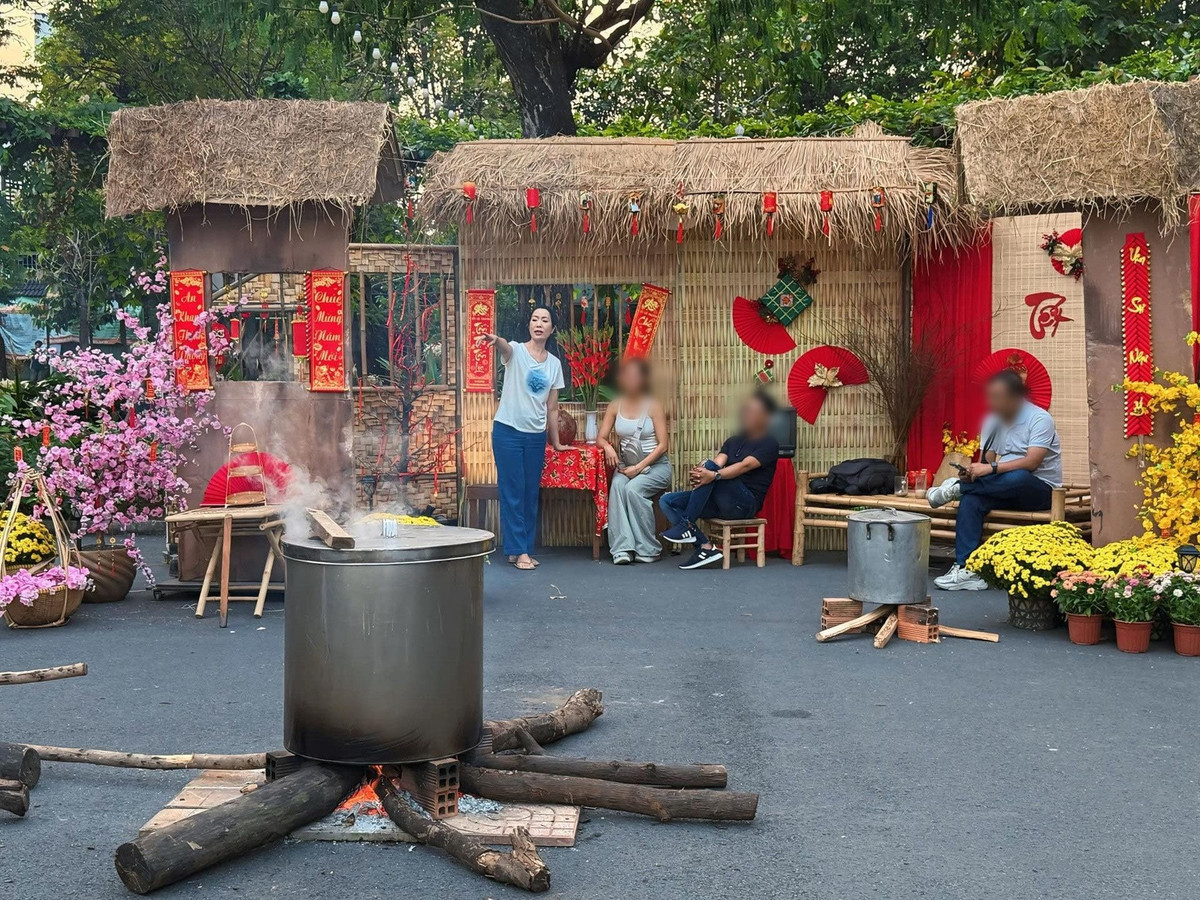 “Tết có vậy mới vui, nên cực một chút cũng được”, nữ nghệ sĩ từng chia sẻ trên trang cá nhân khi nói về những đêm thức canh bánh chưng. Ảnh: Vietnamnet.