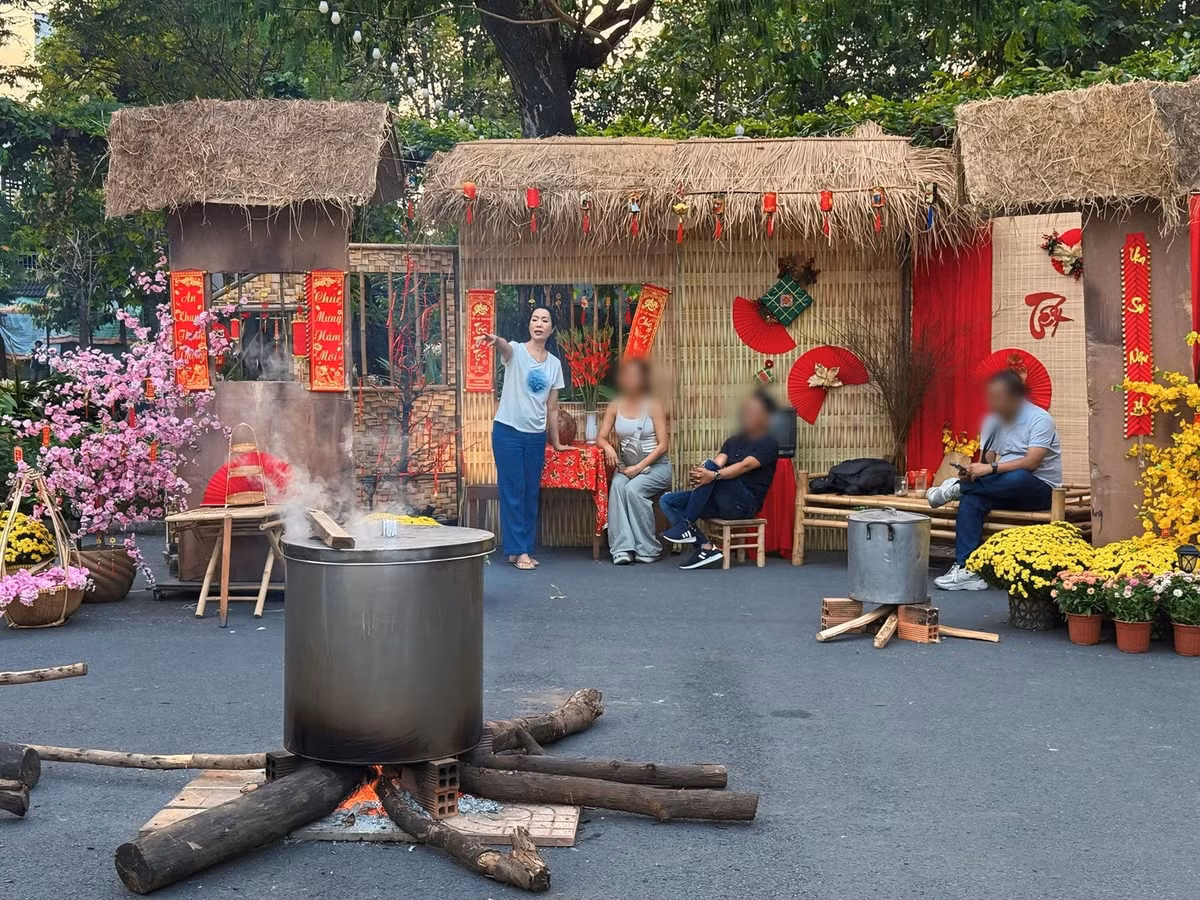 “Tết có vậy mới vui, nên cực một chút cũng được”, nữ nghệ sĩ từng chia sẻ trên trang cá nhân khi nói về những đêm thức canh bánh chưng. Ảnh: Vietnamnet.