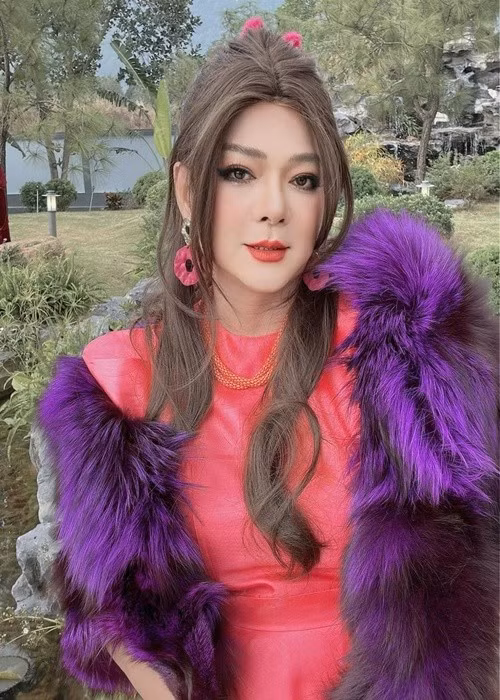 Trong cuộc phỏng vấn với Báo Pháp Luật, Vũ Hà cho biết, có những lần anh giả gái, chính vợ là người chuẩn bị váy áo, phụ kiện cho anh. Ảnh: FB Vũ Hà.