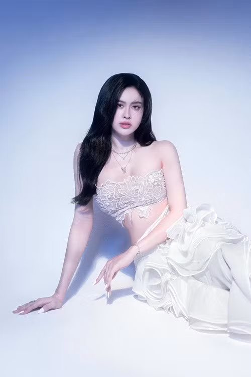 Ở Trương Quỳnh Anh toát lên vẻ đẹp mong manh, quyến rũ. Ảnh: FB Trương Quỳnh Anh. Ảnh: FB Trương Quỳnh Anh.